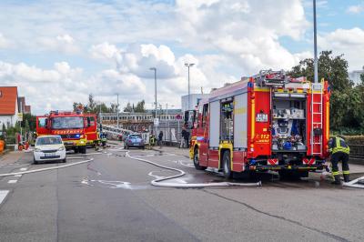 Ludwigsburg: Kaminofen in einem Wohnhaus fuehrt zu Brand mit starker Rauchentwicklung - Grossaufgebot der Feuerwehr vor Ort